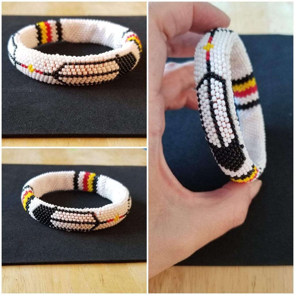 RoxShuttleworth's tweet photo. #bracelet #beadedjewelry #peyoteStitch #TurtleWomanDesigns #beadedstyle #beadedBling #winnipeg #manitoba #jewellery https://t.co/4Tm00OJYW4