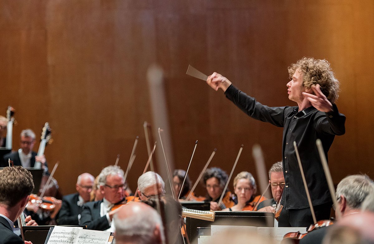Михаил синькевич дирижер. Алексей богорад дирижер симфонического оркестра. Суть дирижера в оркестре. Лондонский симфонический оркестр концертный зал лондон. Дирижер никита сорокин (франция).