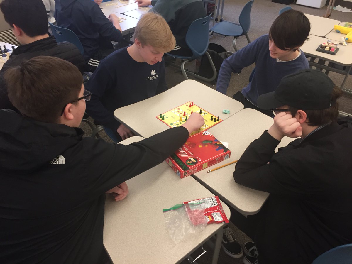 HerrMackey's tweet photo. Meine Schüler spielen heute "Mensch ärgere dich nicht" (und andere tolle Spiele) im Deutschunterricht. #GSPD19 @WebsterGrovesHS https://t.co/5epGFXTRDb