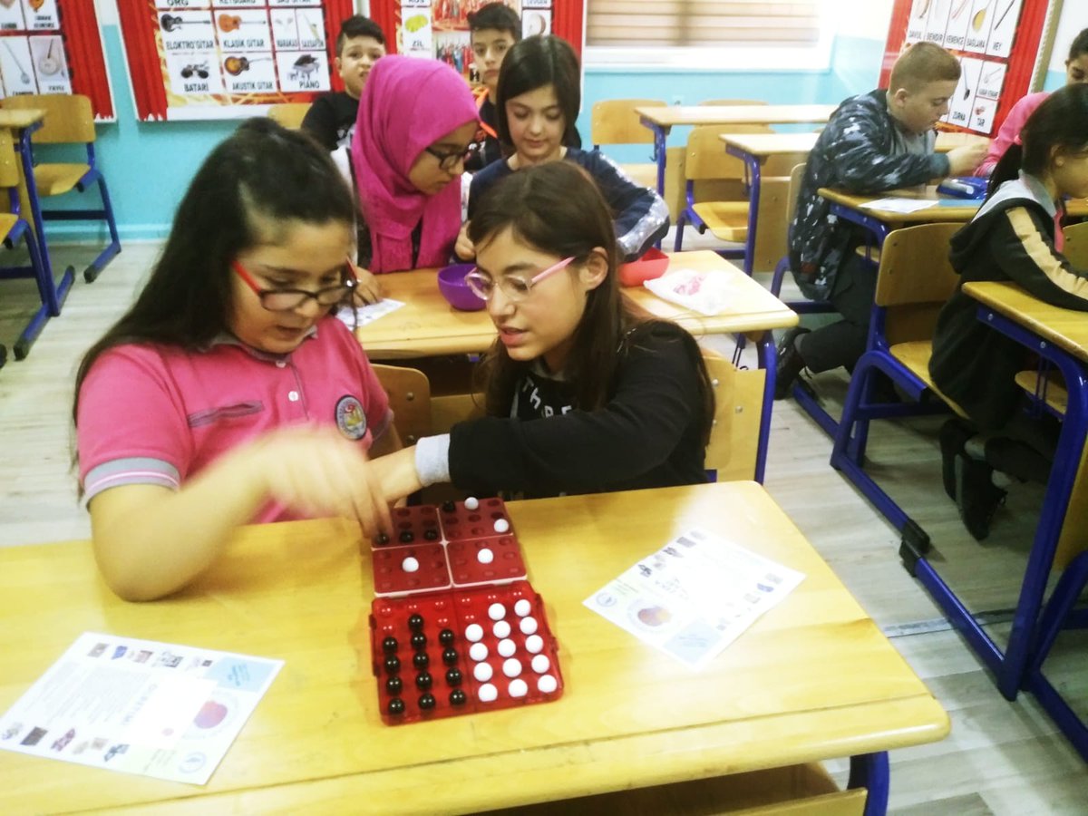 tokatvaliligi's tweet photo. Valiliğimizin himayalerinde hayata geçirilen "SPOR TOKAT" projesi kapsamında;
Karşıyaka Ortaokulunda Akıl ve Zeka Oyunları kursları  reversi ve pentago oyunları ile devam ediyor. https://t.co/EfF3lh9Tgy