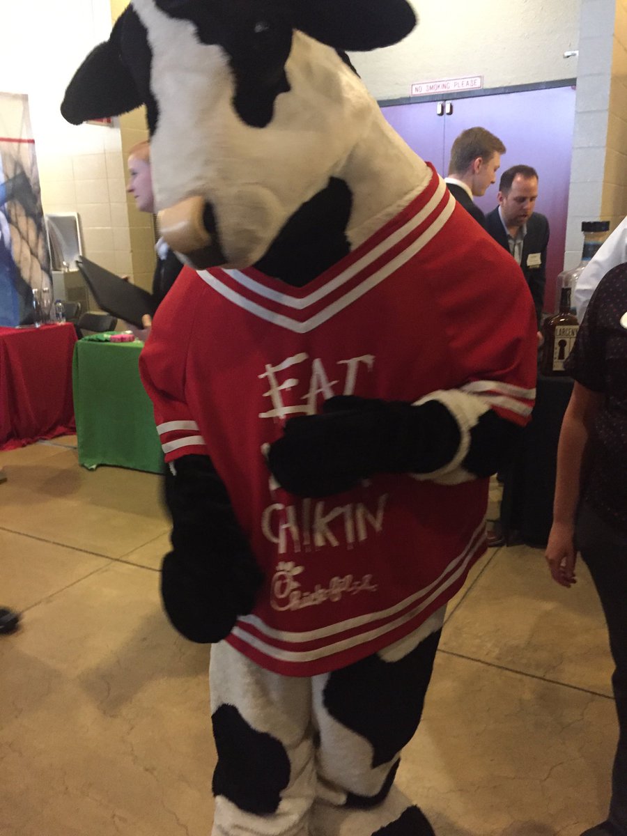 JaneRMayer's tweet image. Look who else showed up!!!!Hmmmm. Hope he doesn’t tell Cocky to “eat more chicken!” ⁦@MooreSchool⁩ ⁦@ChickfilA⁩