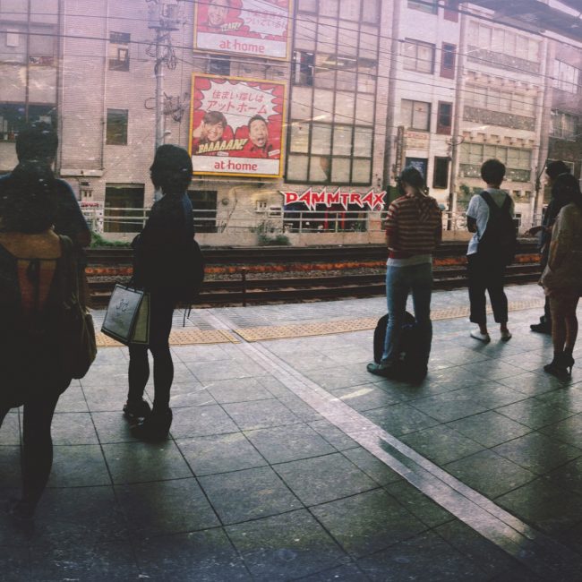 storygraphes's tweet image. Notre cas d&apos;étude ce soir : 7 Lives, une oeuvre #VR entre cinéma &amp;amp; des narrations plus proches du jeu vidéo &amp;amp; de l&apos;interaction qui interroge sur la manière dont on traverse des traumatismes en nous faisant vivre plusieurs vies. #storycode  red-corner.fr/work/7lives/