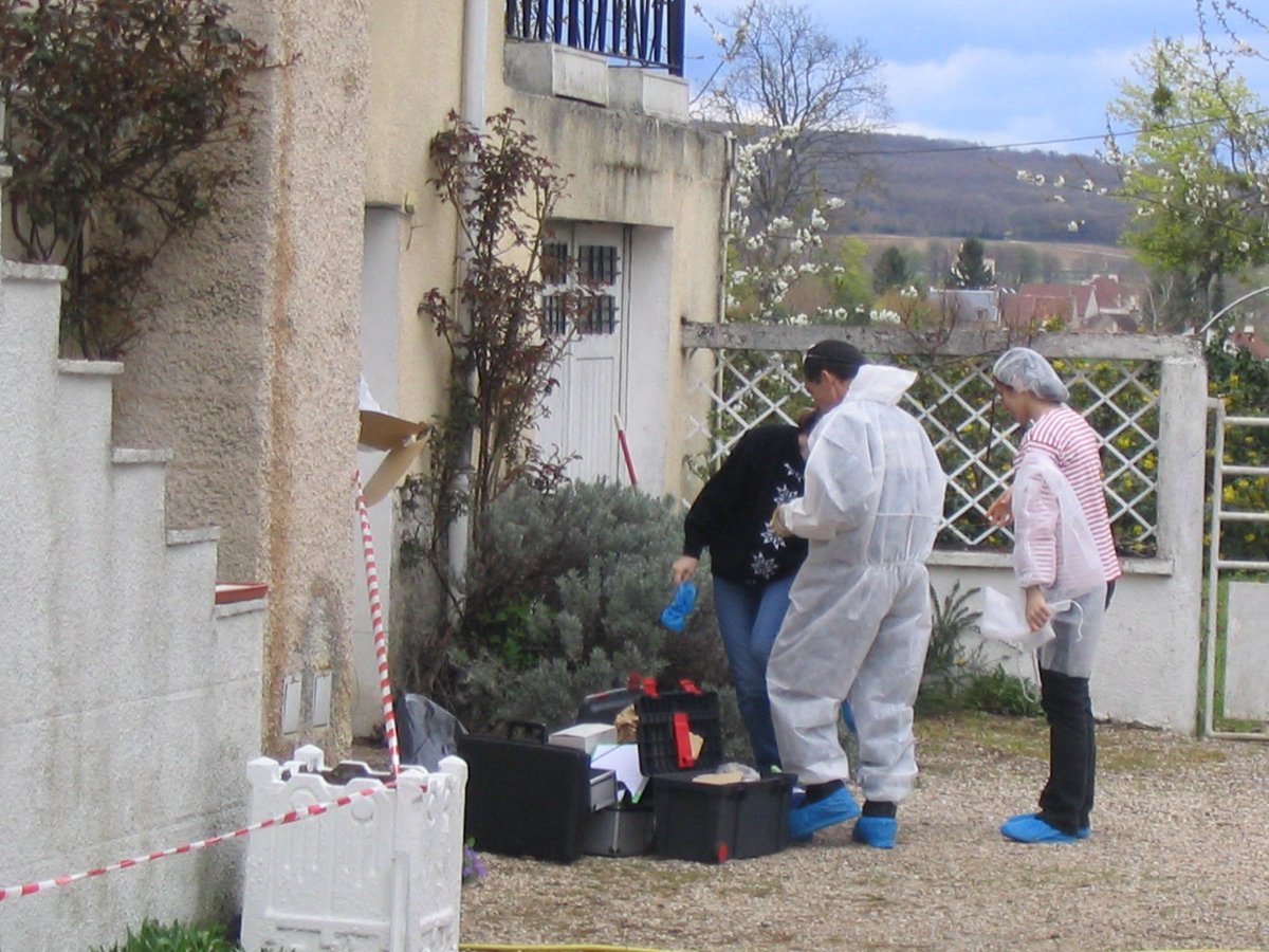 Francky211's tweet photo. L'affaire, Marcelle Bouvard, assassinée le 16 avril 2006 à Ladoix-Serrigny continue d'intriguer les chaînes de télévision qui multiplient les émissions sur ce sujet. La dernière en date est NRJ12, avec Héritages, présentée par Jean-Marc Morandini. https://t.co/pt11Rd1w4G https://t.co/neJBM0RjQf
