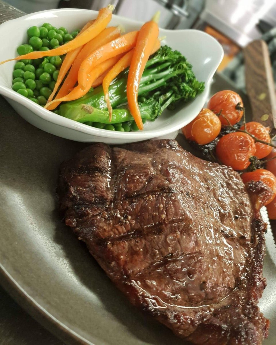 Look at that big, juicy steak!

Can be served with veg if you'd prefer.