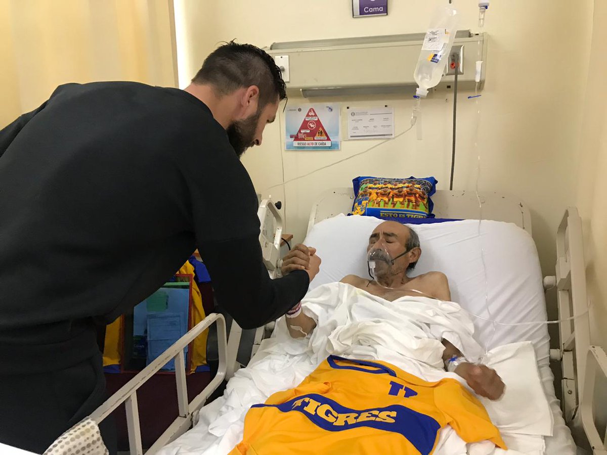 TigresOficial's tweet photo. Dicen que hay que cuidar lo que sueñas porque puede hacerse realidad, y hoy, Martín Jiménez, puede corroborarlo. Martín padece cáncer de pulmón, tiene 54 años y su deseo era conocer a @10APG.
El francés acudió al llamado en el Hospital Universitario para brindarle una alegría. 🙌 https://t.co/RnH51GFXB2