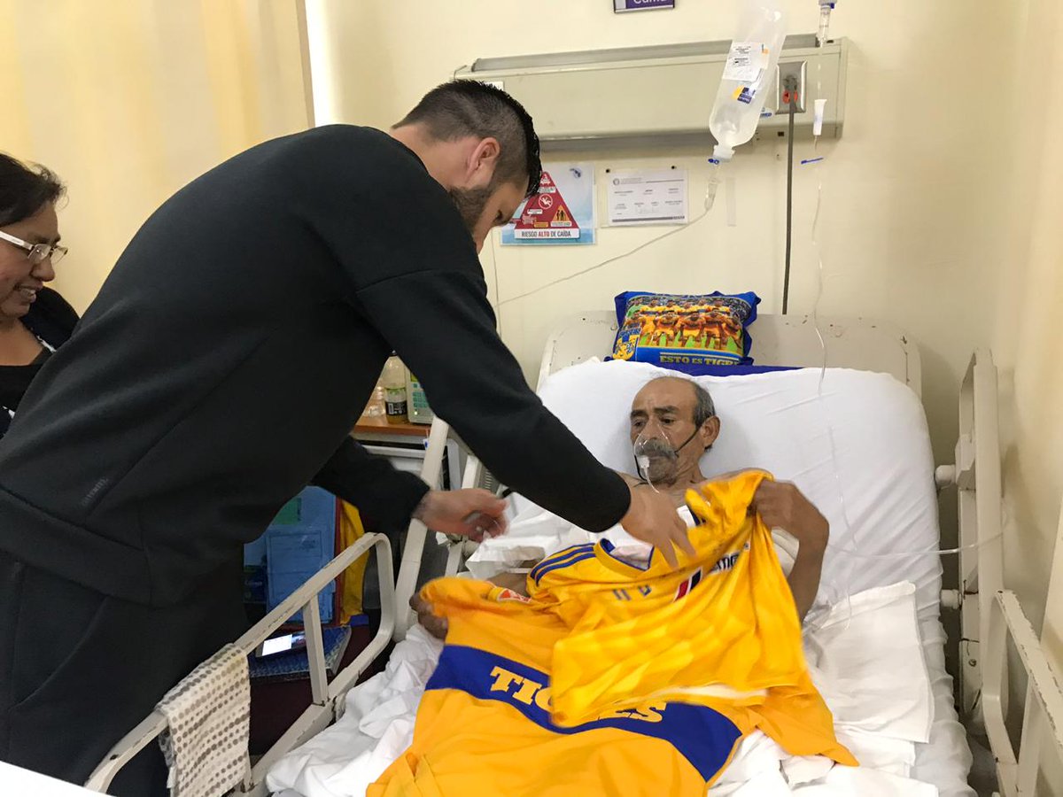 TigresOficial's tweet photo. Dicen que hay que cuidar lo que sueñas porque puede hacerse realidad, y hoy, Martín Jiménez, puede corroborarlo. Martín padece cáncer de pulmón, tiene 54 años y su deseo era conocer a @10APG.
El francés acudió al llamado en el Hospital Universitario para brindarle una alegría. 🙌 https://t.co/RnH51GFXB2