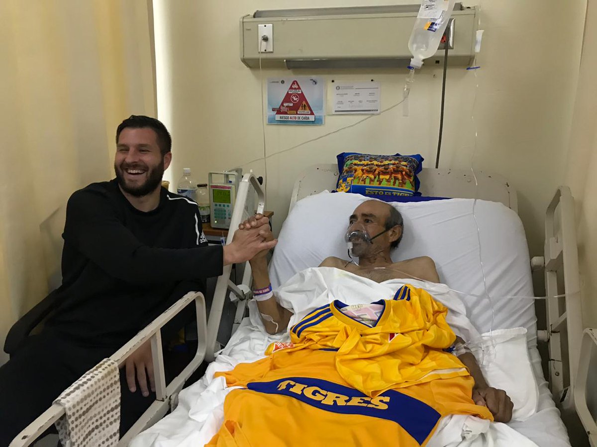 TigresOficial's tweet photo. Dicen que hay que cuidar lo que sueñas porque puede hacerse realidad, y hoy, Martín Jiménez, puede corroborarlo. Martín padece cáncer de pulmón, tiene 54 años y su deseo era conocer a @10APG.
El francés acudió al llamado en el Hospital Universitario para brindarle una alegría. 🙌 https://t.co/RnH51GFXB2