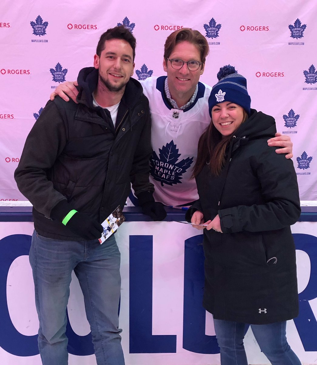 🏒Thank you @Rogers @ScotiabankArena & @LeafsAlumni #27 Shayne Corson!! The kids now tower over me, and I didn’t have to lace any skates ..... so much fun to be out for a family skate - it’s been far too long! Many thanks for such a special opportunity! 🏒 🇨🇦 #RogersMoments #TO