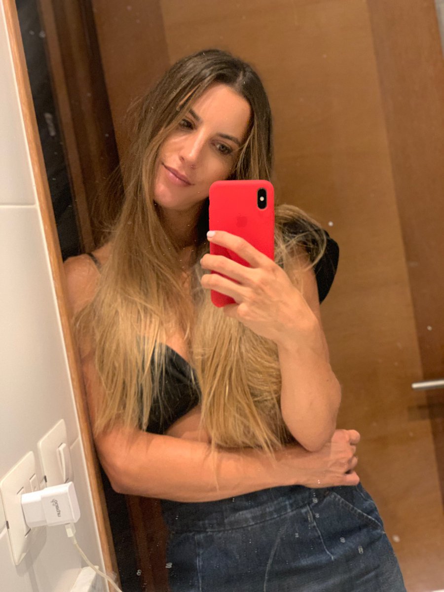 Lucilavit's tweet photo. Ya te estoy escuchando @mslepiscopo : “Lucila subiste la foto con el espejo sucio” 😂🤷‍♀️✌️ https://t.co/siZxsok4eb