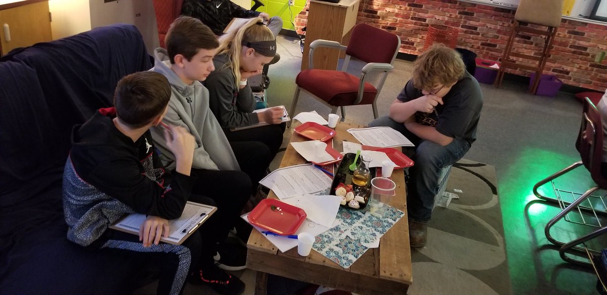 EastWashMS's tweet photo. @EatWriteTeach covers historical and cultural symbolism with food in #thehungergames. #ewaubu https://t.co/XYkrWuKpHa