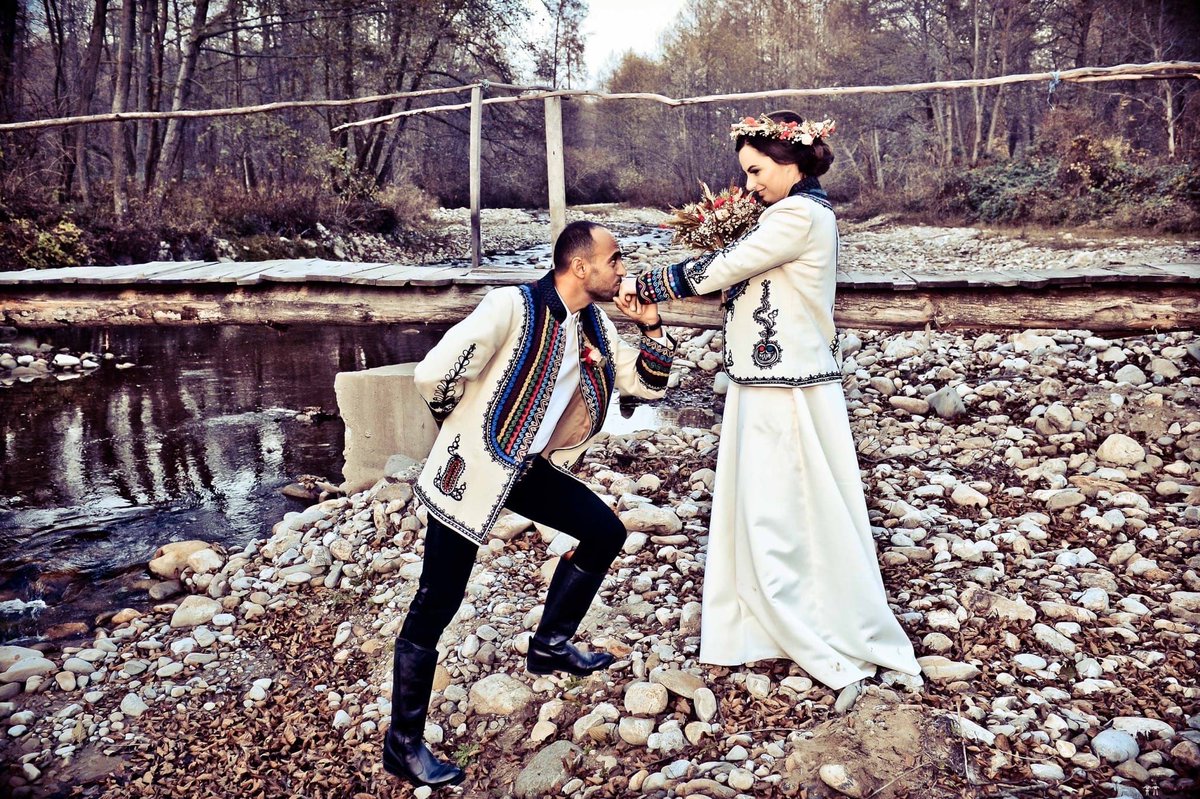 NuntaTradition's tweet image. Ana Maria și Majid, nuntă tradițională în Poienari, Gorj
buff.ly/2Gerort

#NuntaTraditionala #NuntaRomaneasca #Gorj #Poienari #Traditii #Obiceiuri #PortIE #Nunta #Wedding #WeddingPhotography #TraditionalWedding #WeddingCustoms #Photography #PhotoShoot #Romania