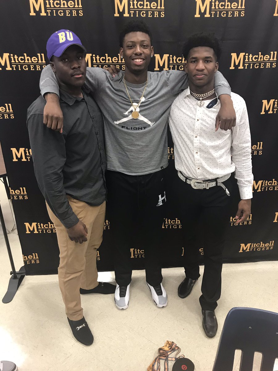 only11reasons's tweet photo. Congratulations to my guys as they open the new chapter of there life ball out family 🤟🏾🏈💯 https://t.co/oLFZnBTmRw