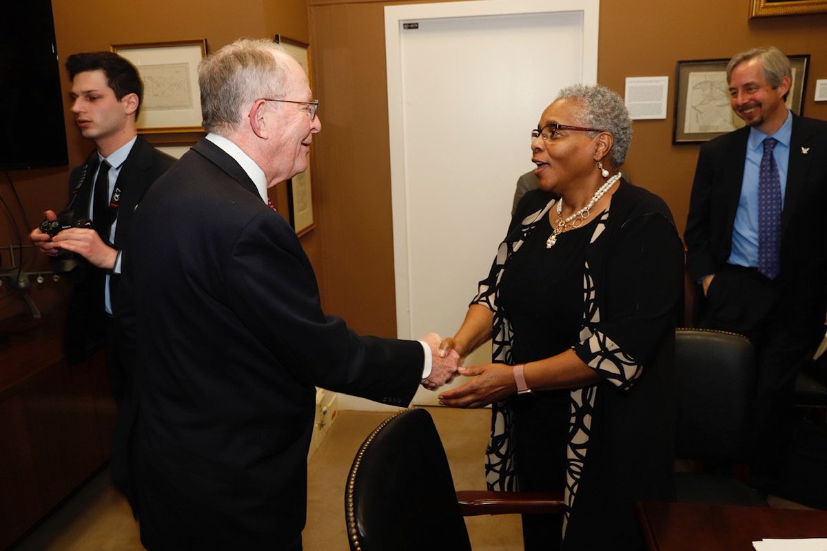 APApsychiatric's tweet image. Thank you @SenAlexander for speaking with APA President @dralthastewart and the #Groupof6 leaders today on Capitol Hill. @aafp @ACPinternists @acog @APAPsychiatric @AOAforDOs #docs4coverage