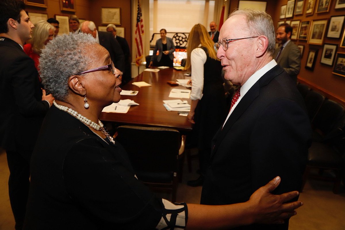 APApsychiatric's tweet image. Thank you @SenAlexander for speaking with APA President @dralthastewart and the #Groupof6 leaders today on Capitol Hill. @aafp @ACPinternists @acog @APAPsychiatric @AOAforDOs #docs4coverage