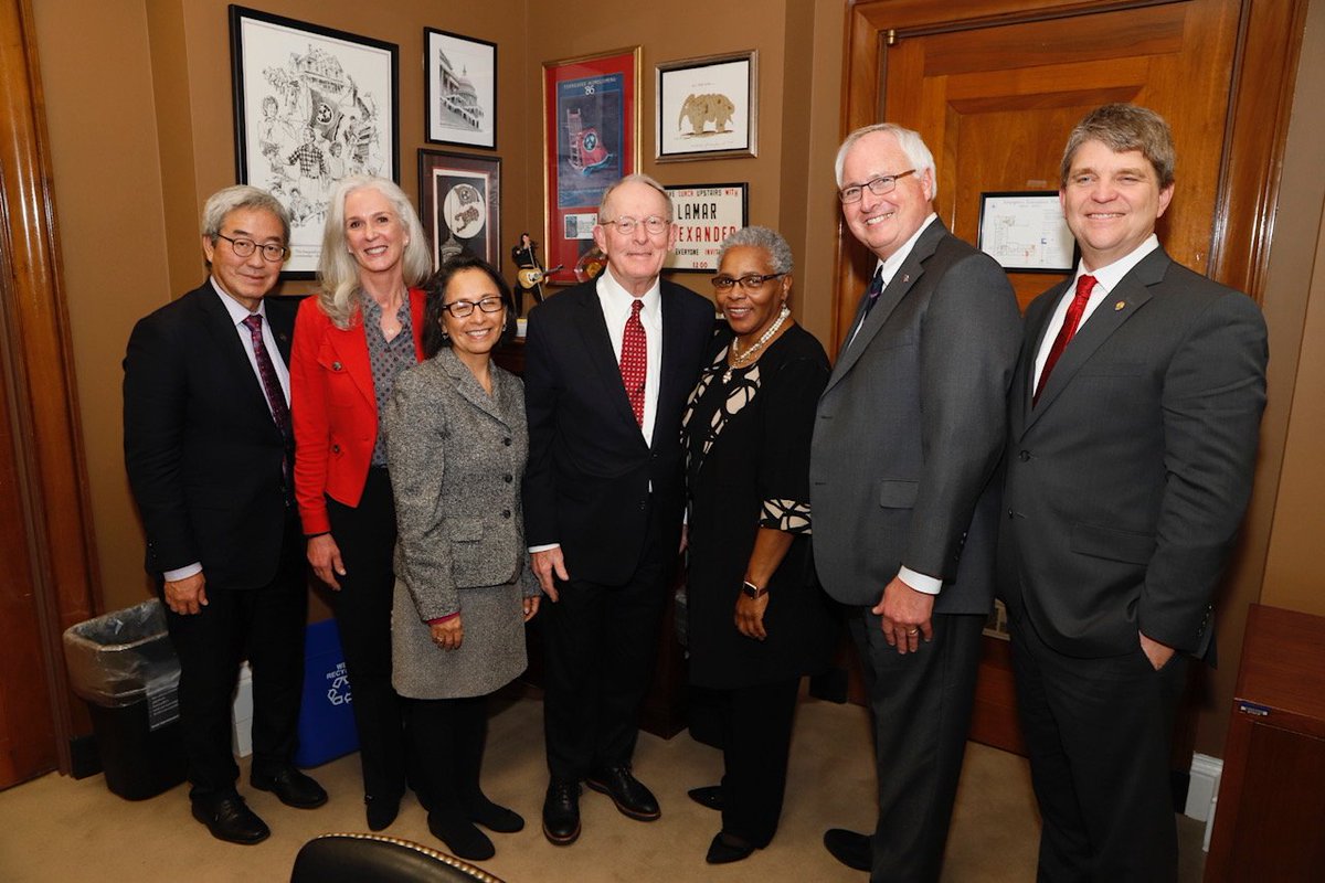 APApsychiatric's tweet image. Thank you @SenAlexander for speaking with APA President @dralthastewart and the #Groupof6 leaders today on Capitol Hill. @aafp @ACPinternists @acog @APAPsychiatric @AOAforDOs #docs4coverage