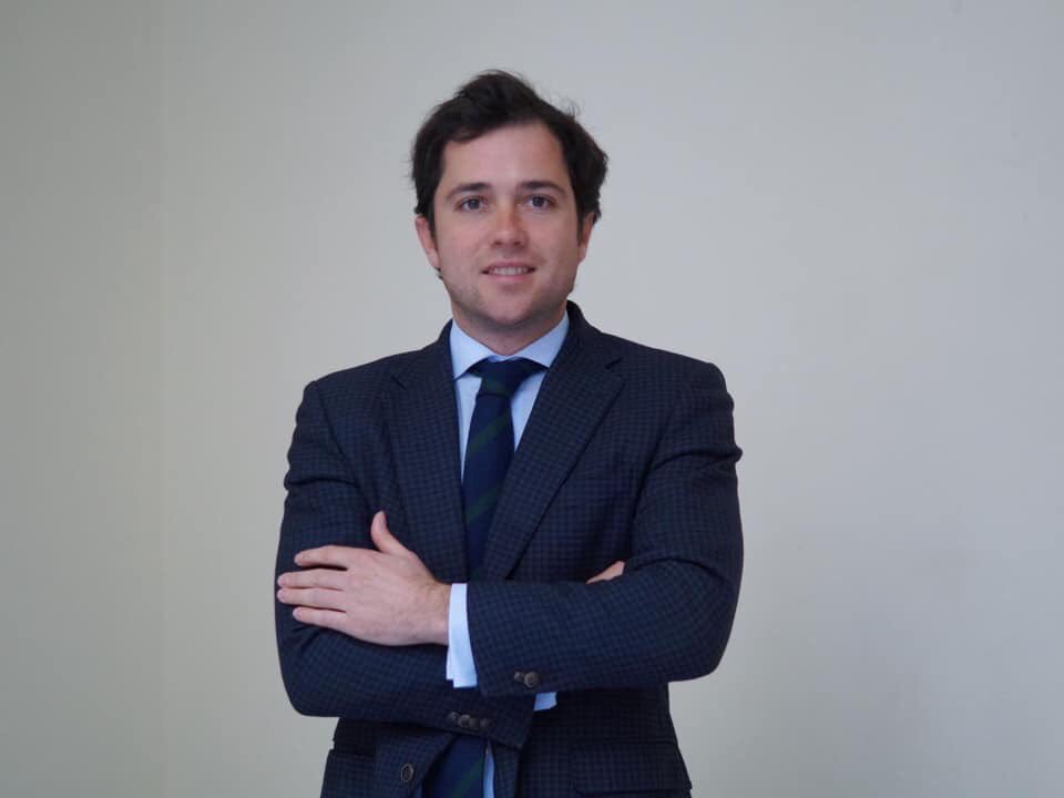 Enrique Osuna Martinez - Boné, letrado del ICAS nº
13.455.Licenciado en Derecho por la Universidad de Sevilla.Especialista en 
Derecho de Familia, trabaja en el 
Bufete Osuna, con despacho en Sevilla, Madrid, Écija y Huelva. 
Vocal primero en nuestra candidatura #tueresajasevilla