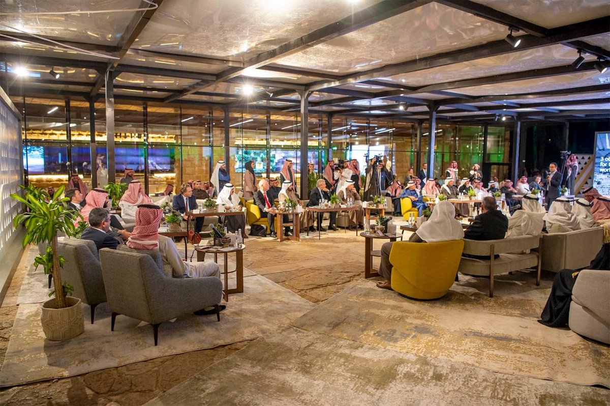 spagov's tweet photo. #صور | سمو #ولي_العهد يرأس ورشة العمل التي عقدها مجلس الشؤون الاقتصادية والتنمية في حي الطريف بالدرعية التاريخية.
#حديث_السياحة
#واس https://t.co/spHCwS0nec