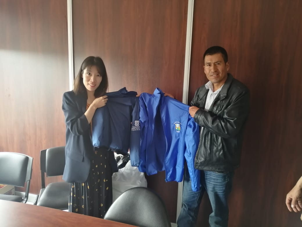 Ecuagoldmining's tweet photo. Realizamos la entrega de casacas para los niños, niñas y maestros de la escuela Arturo Vanegas Pacheco, al Sr. Hermes Alvarracín, Presidente de #RíoBlanco, como parte de nuestro Plan de Educación y Capacitación Comunitaria.

SOMOS EDUCACIÓN.

¡CONSTRUIMOS DESARROLLO! https://t.co/RhF3NUfPqT