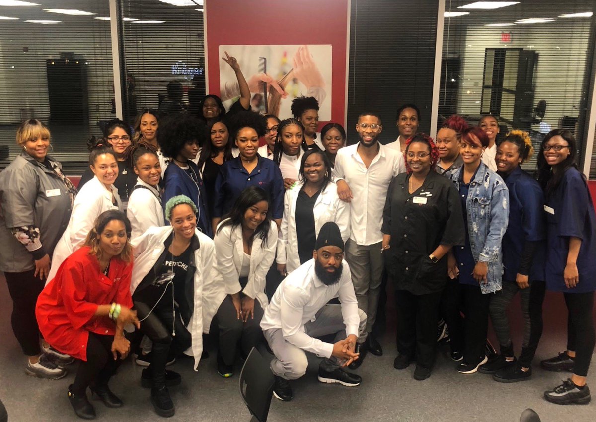 HealthStyleInst's tweet photo. The Atlanta campus is all smiles today!

#TeamAtlanta #MyHSI https://t.co/4Y5qkg96b0