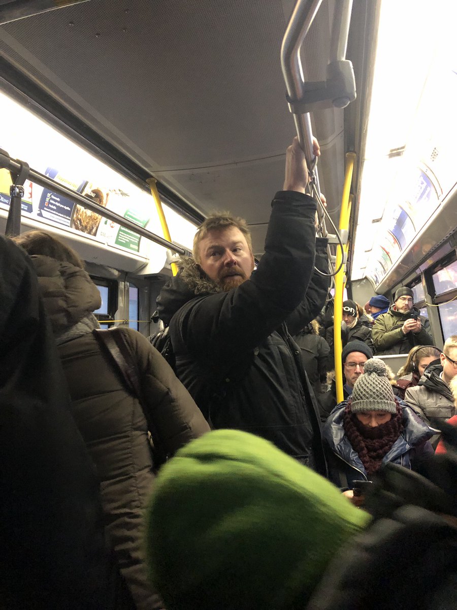 ConwayCleo's tweet image. #OttTransitChallenge Just barely made it onto #38 at Metcalfe. Even cosier now we have more people at DND. Why not enouhh buses?