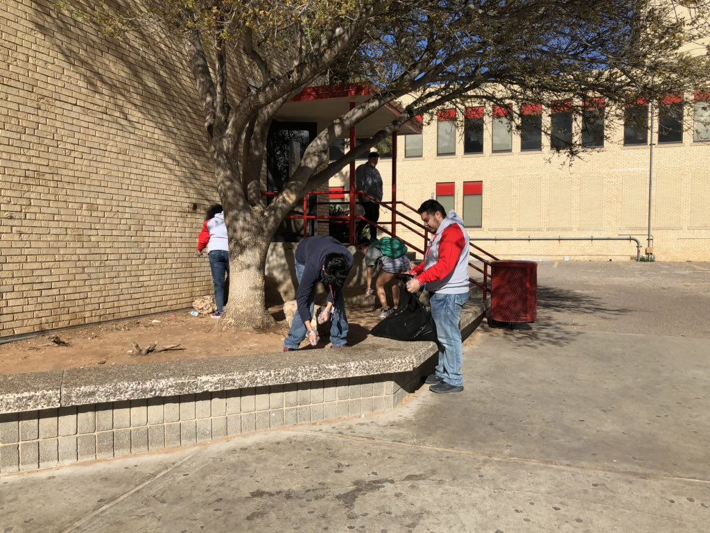 AvidBronchos's tweet photo. AVID Bronchos making a difference! #KeepOurCampusClean @BronchoNews @ECISD_AVID4ALL https://t.co/JBXAAfustZ