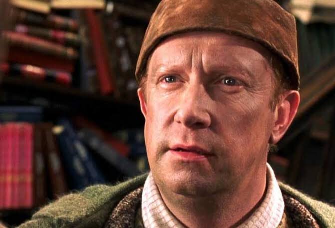 potterish's tweet photo. Hoje é aniversário do melhor pai, Arthur Weasley! Parabéns para esse cara exemplar e muito querido. Já enviamos um patinho de borracha como presente pelos seus 69 anos! 🎉 https://t.co/qrRf9iDyui