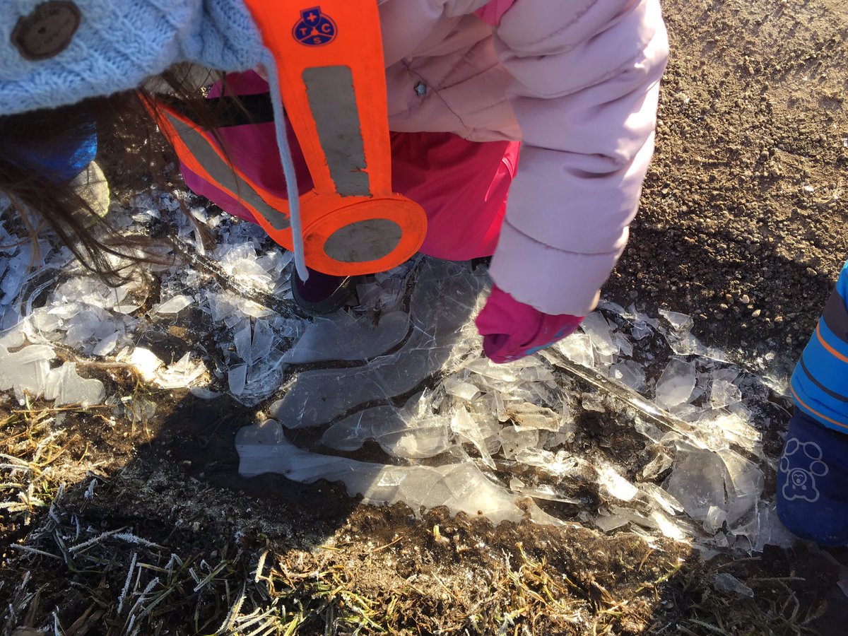elisabeth_class's tweet photo. Waldkinder! Exploring ice and discuss the shapes of the pieces of ice https://t.co/Q2rKUoYlnC