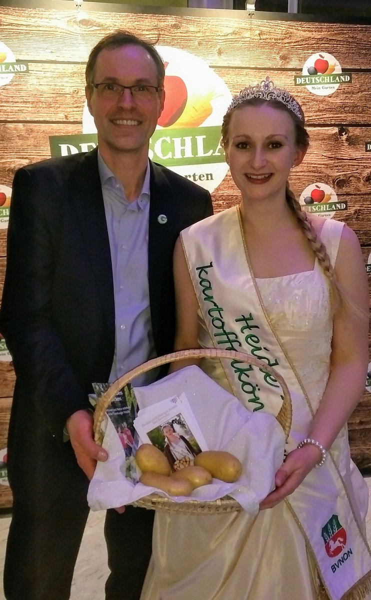 KMGLOBALGAP's tweet photo. Die Heidekartoffelkönigin Kristin studiert Landwirtschaft und steigt dann im @GLOBALGAP zertifizierten Betrieb im Kreis Uelzen ein. https://t.co/spq5LzgUA6