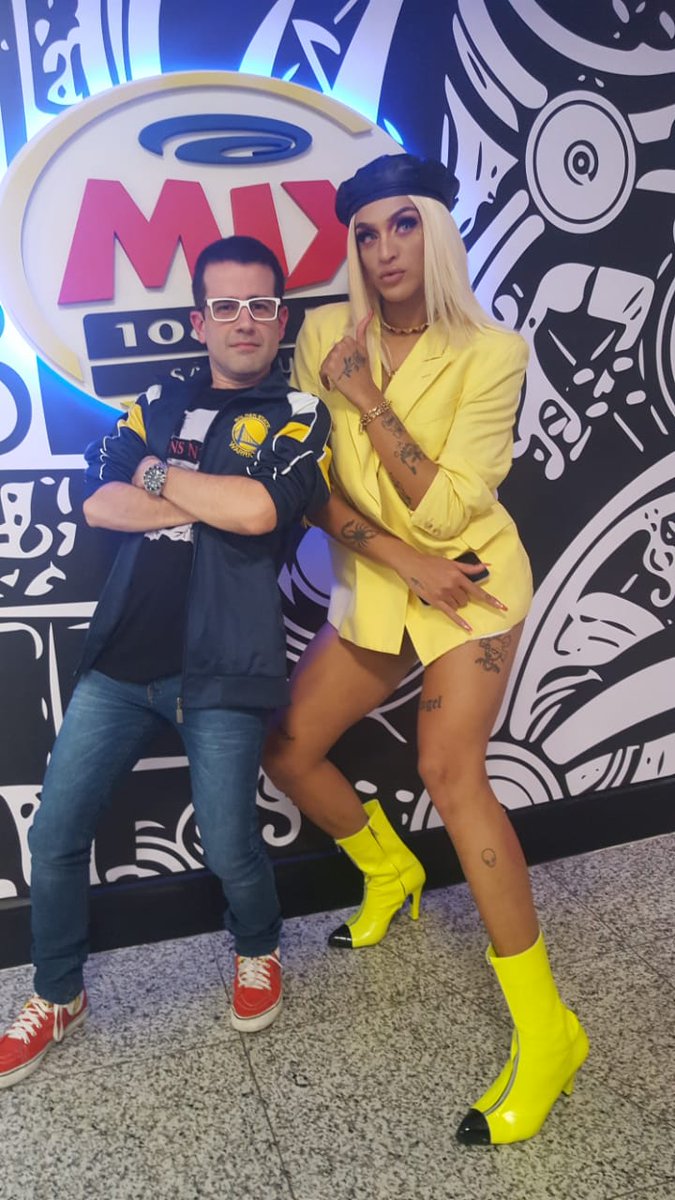 Toda minha admiração e respeito a <a href="/pabllovittar/">Pabllo Vittar</a> foi um orgulho te entrevistar no #MixTudo Lacramos ou Rasgamos? Que tal os dois? #PablloVittarNoMixTudo #PablloVittar