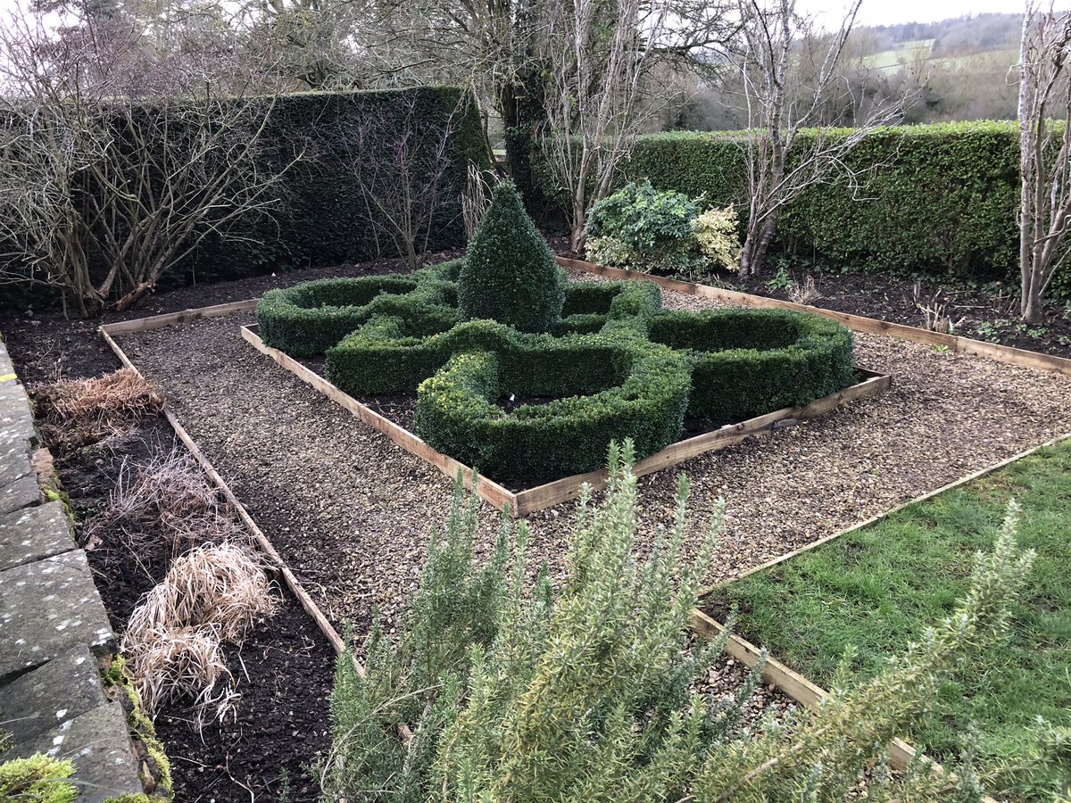 MGoddardSwoogel's tweet image. A day spent replacing #Gardenedging around a #Formalgarden area. #Goddardsgardenservices