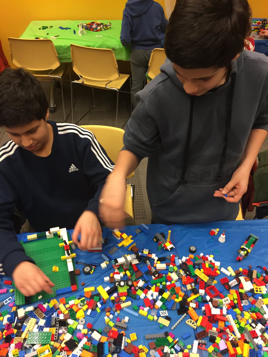 kpyouthcop's tweet photo. Last night we weren’t only building legos we were also building friendships 🥰💝 #LegoMyLibrary #imaginationandcreation 💡#buildingtogether 👥 https://t.co/810epEDBvk