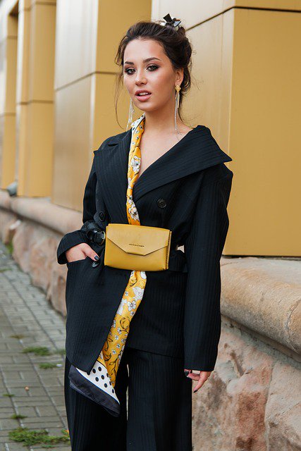 leschitte's tweet image. Fanny packs are so fashionable now!  This butt bag looks great on her!  Check out LeSchitte's at schittee.com