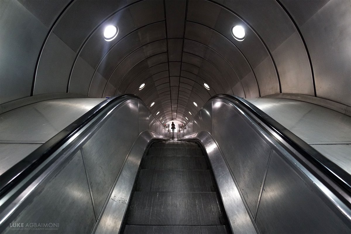 LONDON UNDERGROUND SYMMETRY PHOTO / 6SOUTHWARK STATIONConvergence at Southwark. This truly looks like a scene from a science fiction movie. More photos https://shop.tubemapper.com/Symmetry-on-the-Underground/Photography thread of my symmetrical encounters on the London UndergroundTHREAD