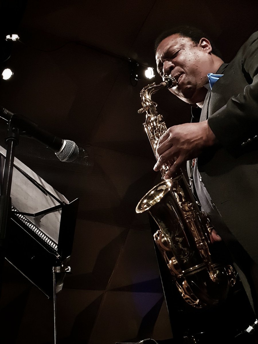 JAZZ PHOTOGRAPHY:
#elmomentofetichista with American sax player Vincent Herring in Jamboree Jazz Club @jamboree_jazz

📷 Photo by JazzC.

#fotosconmoviljazzc #mobilephotography #colorphotography #jazz