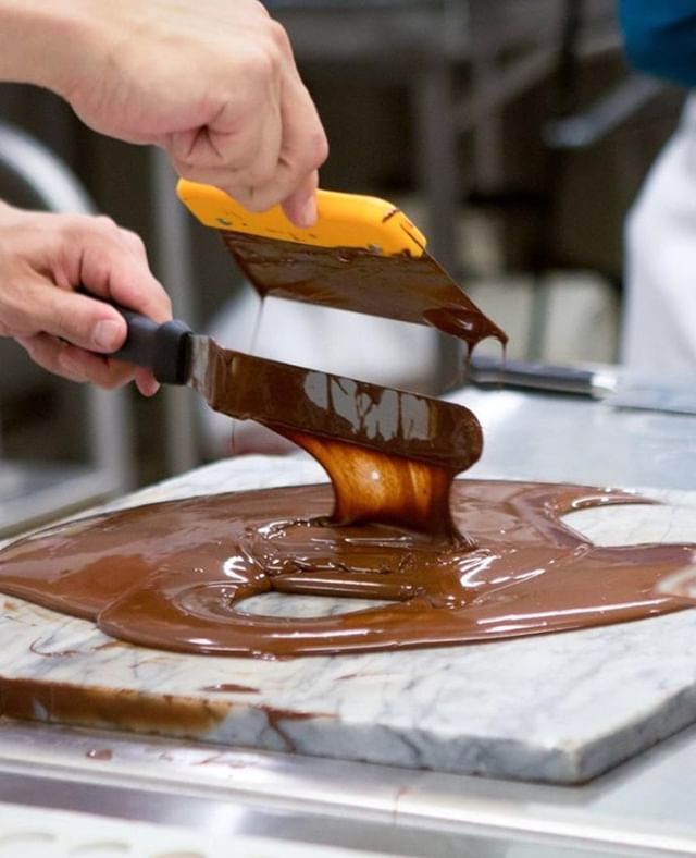 iceculinary's tweet photo. Watch Creative Director @mlaiskonis make bean-to-bar chocolate in the #ICEChocolateLab in new video with @6sqft. Link in bio! #ICEculinary #culinaryvoice https://t.co/smD3eTKcP7 https://t.co/ZHfDgwhyzB