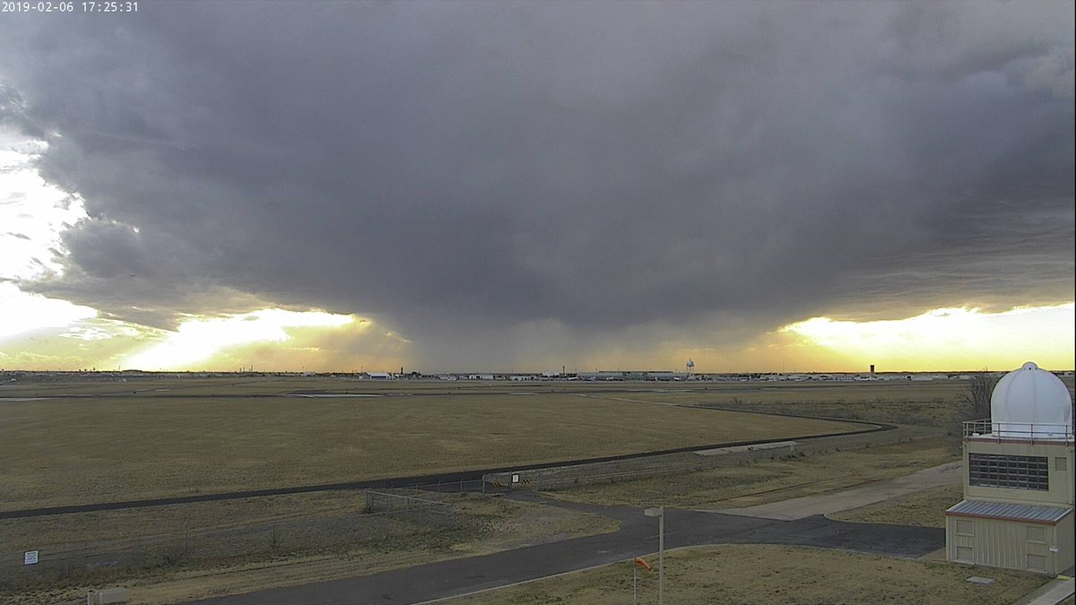 NWSMidland's tweet image. Quick moving, high-based showers along and S of I-20 are bringing stronger winds aloft toward the ground. Expect gusty winds around these showers and sudden drops in visibility due to blowing dust! #txwx