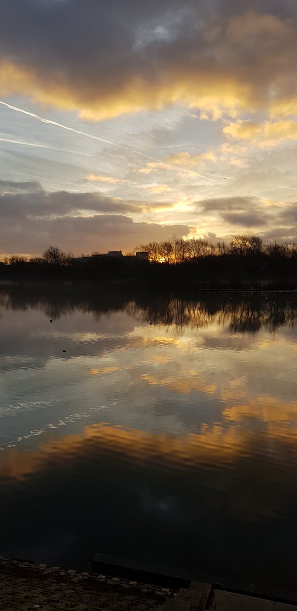 OutdoorDaveGB's tweet image. @stan_sdcollins My pictures are not on your level but his mornings sunrise sliding up past the #OracleCorp buildings in east Reading was pretty good even though I say it myself
#sunrise #Berkshire #GreatBritain