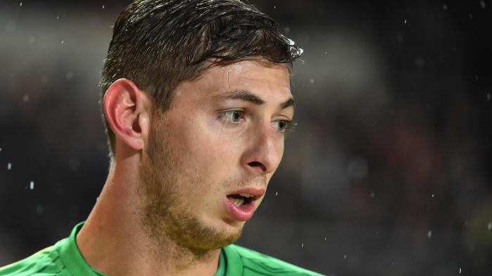 FOXFOOTBALL's tweet photo. BREAKING!

Authorities have confirmed the body seen in the wreckage of the plane carrying footballer Emiliano Sala and pilot David Ibbotson has been “successfully recovered”.

The rescue team are yet to identify publicly whose body it is.

MORE: https://t.co/YSNa17PvWE https://t.co/kZae0SJzWj