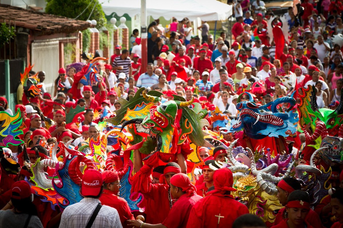 Культура развлечения. Карнавал Эль Кальяо Венесуэла. Венесуэла Каракас карнавал. Праздник танцующих дьяволов в Сан-Франсиско-де-Яре. Карнавал в Венесуэле 2022.