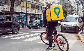 BreakBadEnglish's tweet image. #ConfusingVerbs
WEAR- llevar puesto 
CARRY- llevar a cuestas/cargar con TAKE (WITH)- llevarte (contigo)

The Glovo guy WEARS a big square backpack. He CARRIES food in it and he TAKES it (WITH him) everywhere he goes.