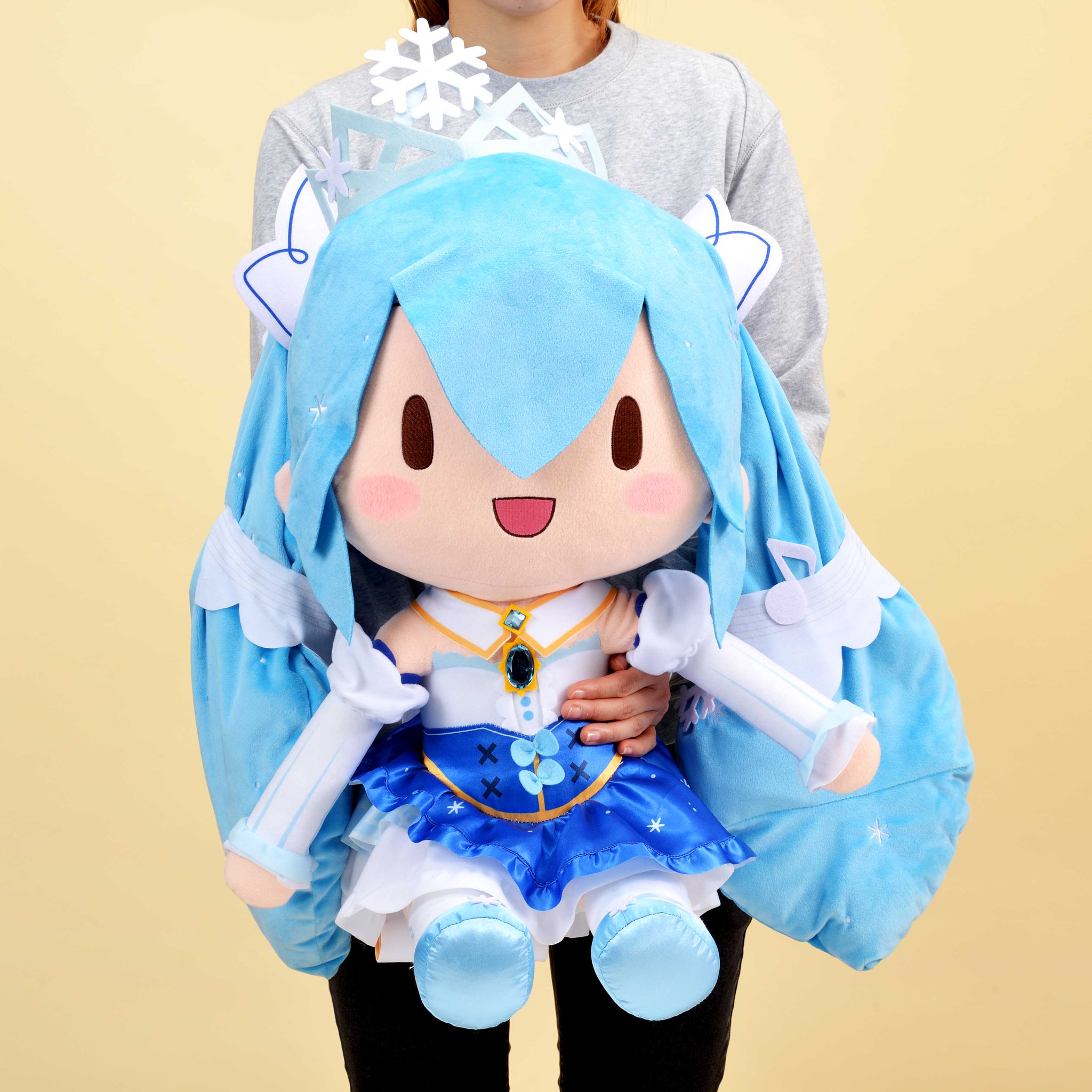 Sega Feat 初音ミク 公式 雪ミク19 どでかジャンボふわふわぬいぐるみ 発売決定 舞浜たろう T Co Pe9px6itmj Pjd Sega 雪ミク 初音ミク