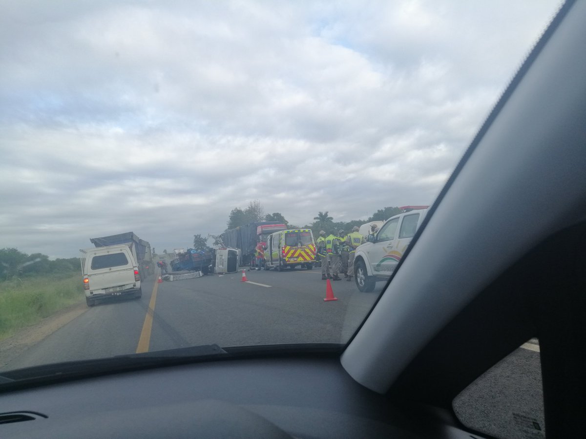 NgomaneHebert's tweet photo. #Accident on #N4 nearing #LebomboBorderPost #Komatipoort
Taxi collided with a Truck @TrafficSA
Traffic officials, police and Ambulence already on the scene https://t.co/OSMnxNo1M5