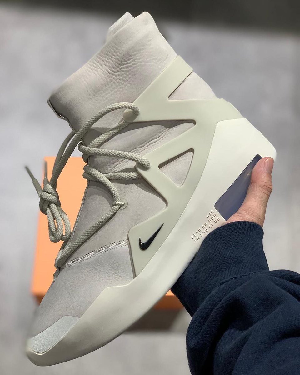 GetDisplayOne's tweet photo. Nike has officially announced Jerry Lorenzo’s first original Nike Basketball sneaker. The Fear of God 1 combines classic 1990s designs taken from popular Nike silhouettes. -SBD

📸@intruders.sg

#shoeboxone #shoebox1 #displayone #display1
@getShoeBoxOne @SportBoxOne https://t.co/BWTWrSMcJk