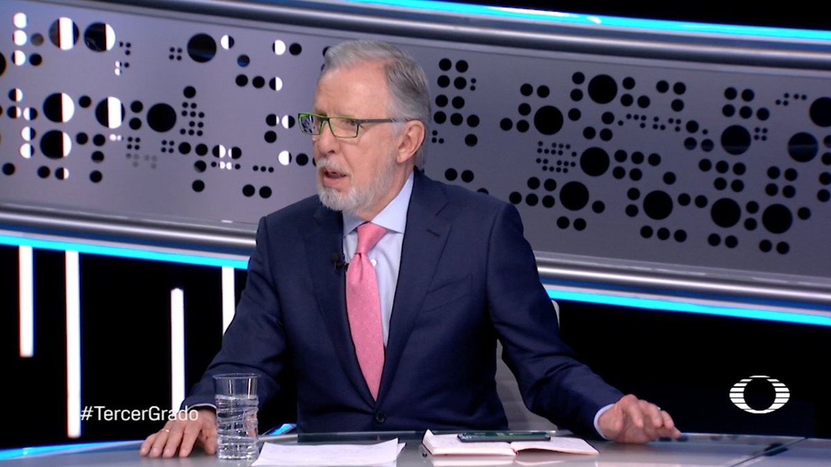 nmas's tweet photo. “El Presidente ha empoderado a los sindicatos, en lugar de combatirlos. A los políticos los ha anulado, no hay oposición, ni contrapeso político en México y a las calificadoras las ha descalificado”, @lopezdoriga en #TercerGrado https://t.co/LStDtoGUHC https://t.co/9DU57iHeua