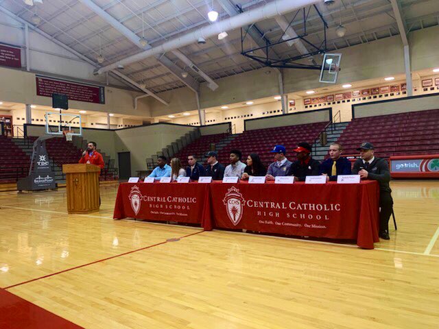 Signed &amp; Primed 🖊 

1️⃣2️⃣ members of the 2019 class are set to play 🏈 at the next level!

#GoFarGoIrish | #NextLevelIrish