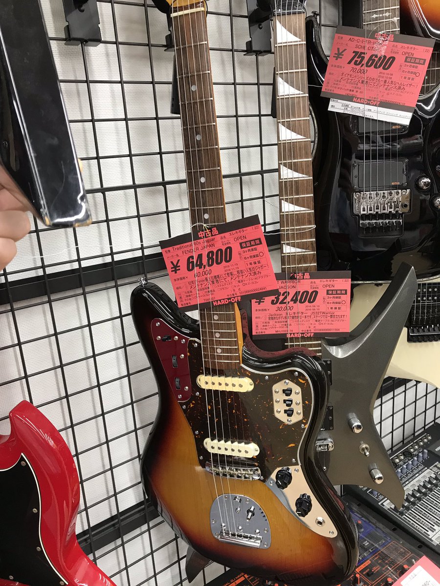 ハードオフ堺新金岡店 公式 در توییتر ちょっと特殊なギターとベース ベースはピックアップでなく ブリッジの電極を通じて音を拾う変わりダネ 専用フットスイッチも付属 そしてギターは フェンダーのジャガー ショートスケールネックで独特のコントロール