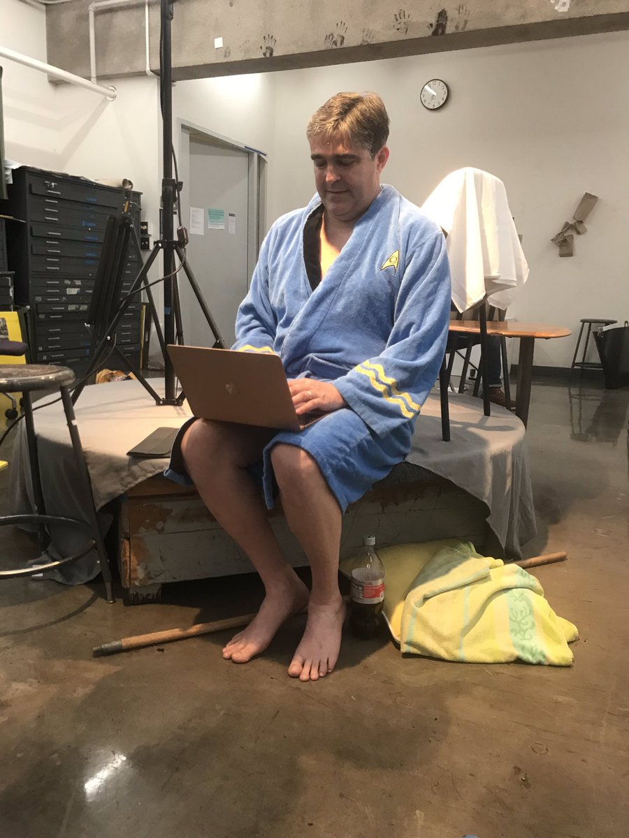 DHJonathan1's tweet image. Novel writing in a bathrobe during a break in an art class I’m modeling for. #amwriting #thevolunteer #artmodeling #lifemodels