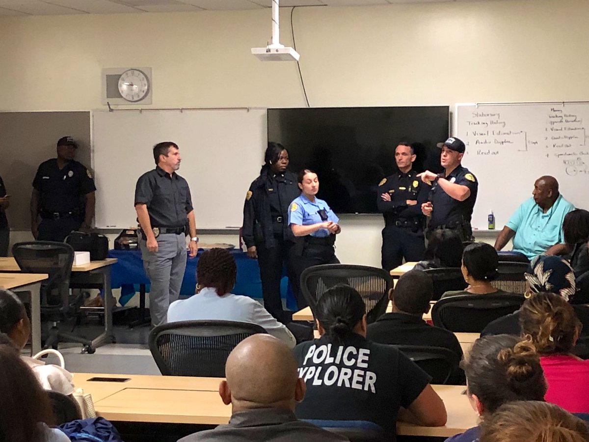 AlbertGuerraMPD's tweet image. Great experience for our @MiamiPD Explorers to work with Special Agents from Alcohol Beverage &amp;amp; Tobacco. Very informative meeting. @MPD_PAL @CityofMiami