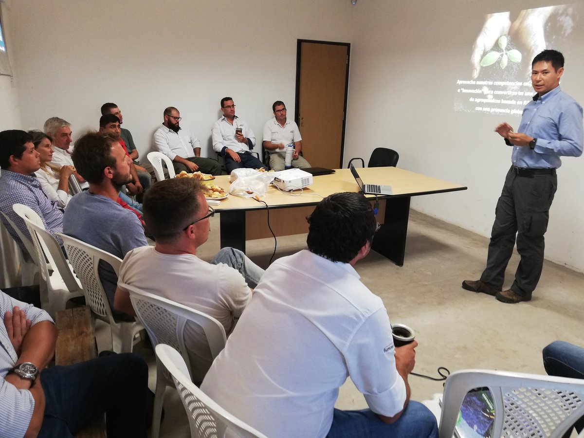 IVANMIRON's tweet photo. Compartiendo en Agroinsumos ByL S.A. Bandera con un grupo de técnicos los posicionamientos de nuestro portfolio de insecticidas #Starkle @p1neiro_Ale @SummitAgroAr @MitsuiChemicals @Maesawa San https://t.co/JzpKL2YMiu