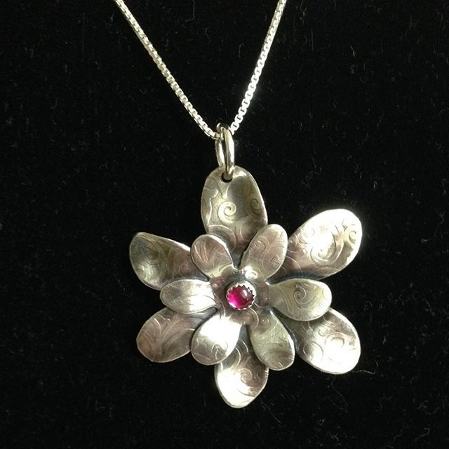 FundaMetals Studio creates beautiful, hand forged sterling silver jewelry! Each piece is inspired by all the beauty that is found in the nature that surrounds us. At FundaMetals Studio they start with a flat piece of silver sheet and hand saw and pattern… bit.ly/2SxekDj